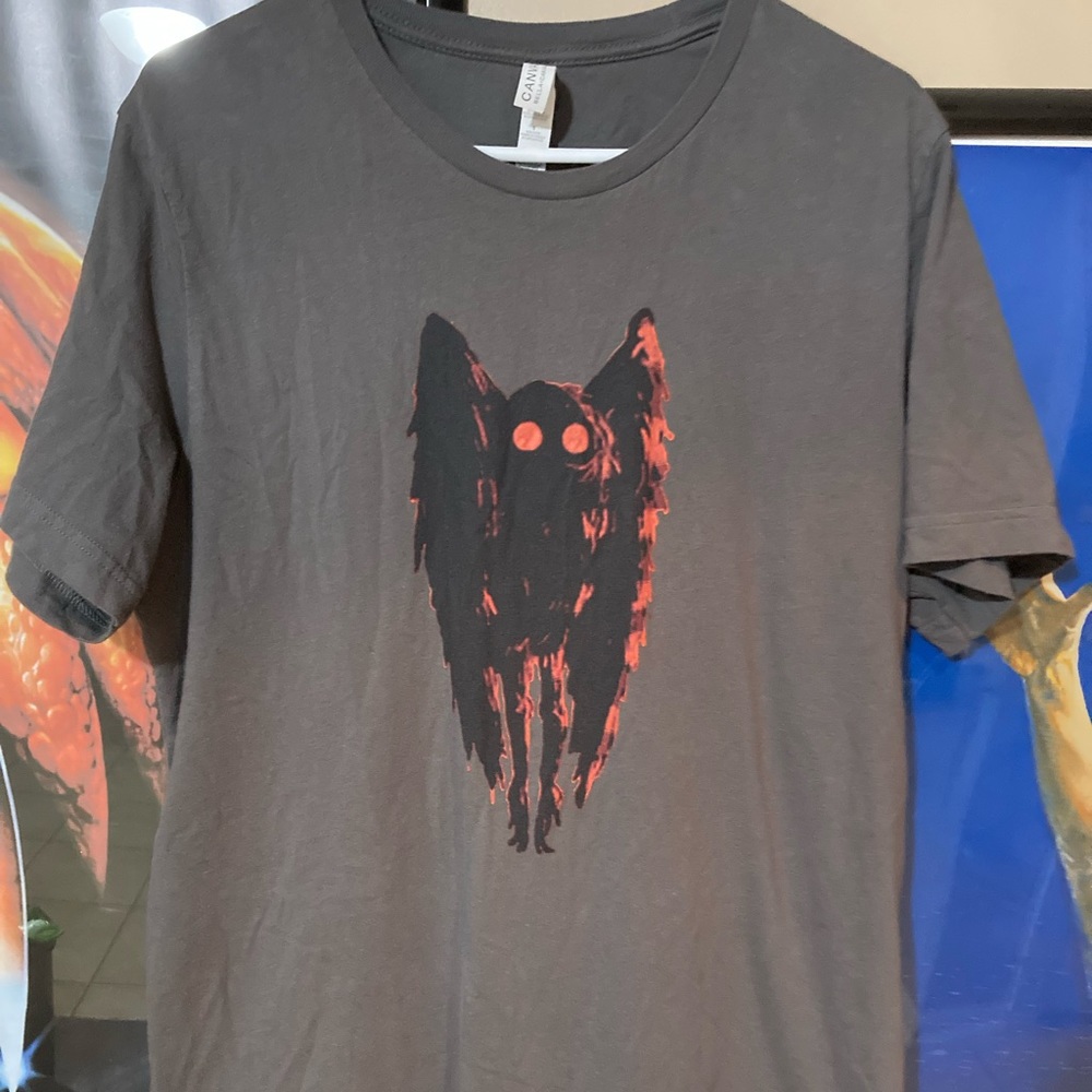 Mothman cryptid on grey short-sleeve.